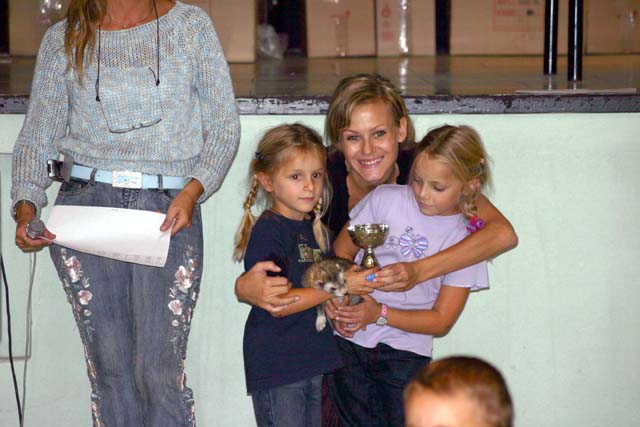 vivy premia le bimbe e il loro furetto